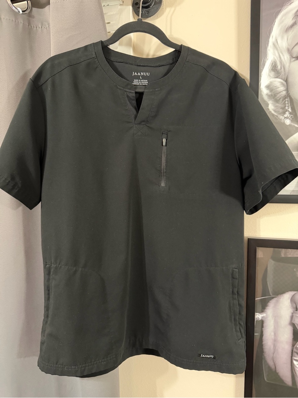 Jaanuu Men's Black Short-Sleeve V-Notch Scrub Top